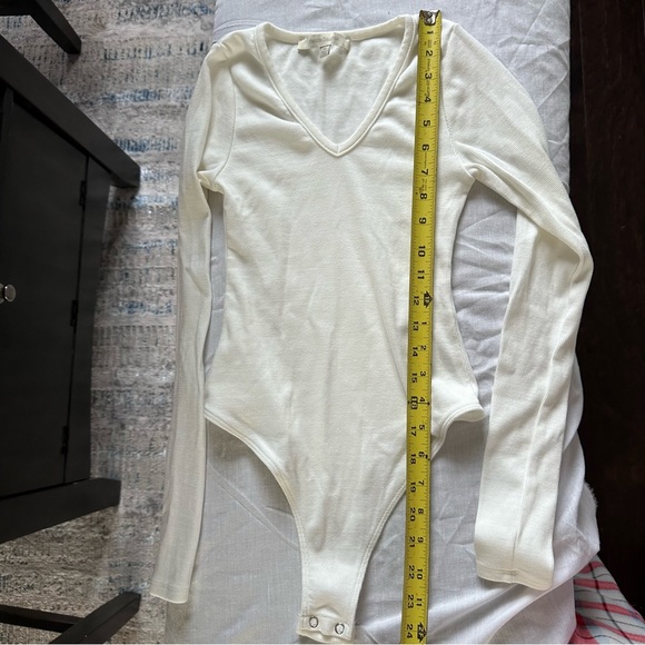Favorite Daughter White Ribbed V-Neck Long Sleeve Bodysuit Size XS Made USA - Picture 7 of 8
